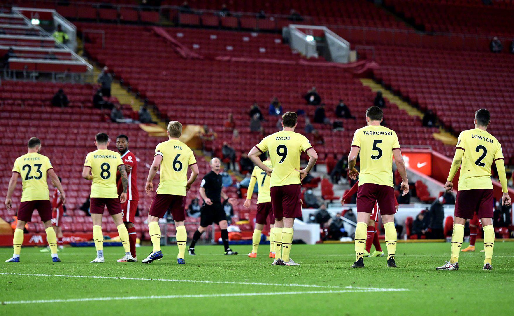 随着全球足 随着全球足