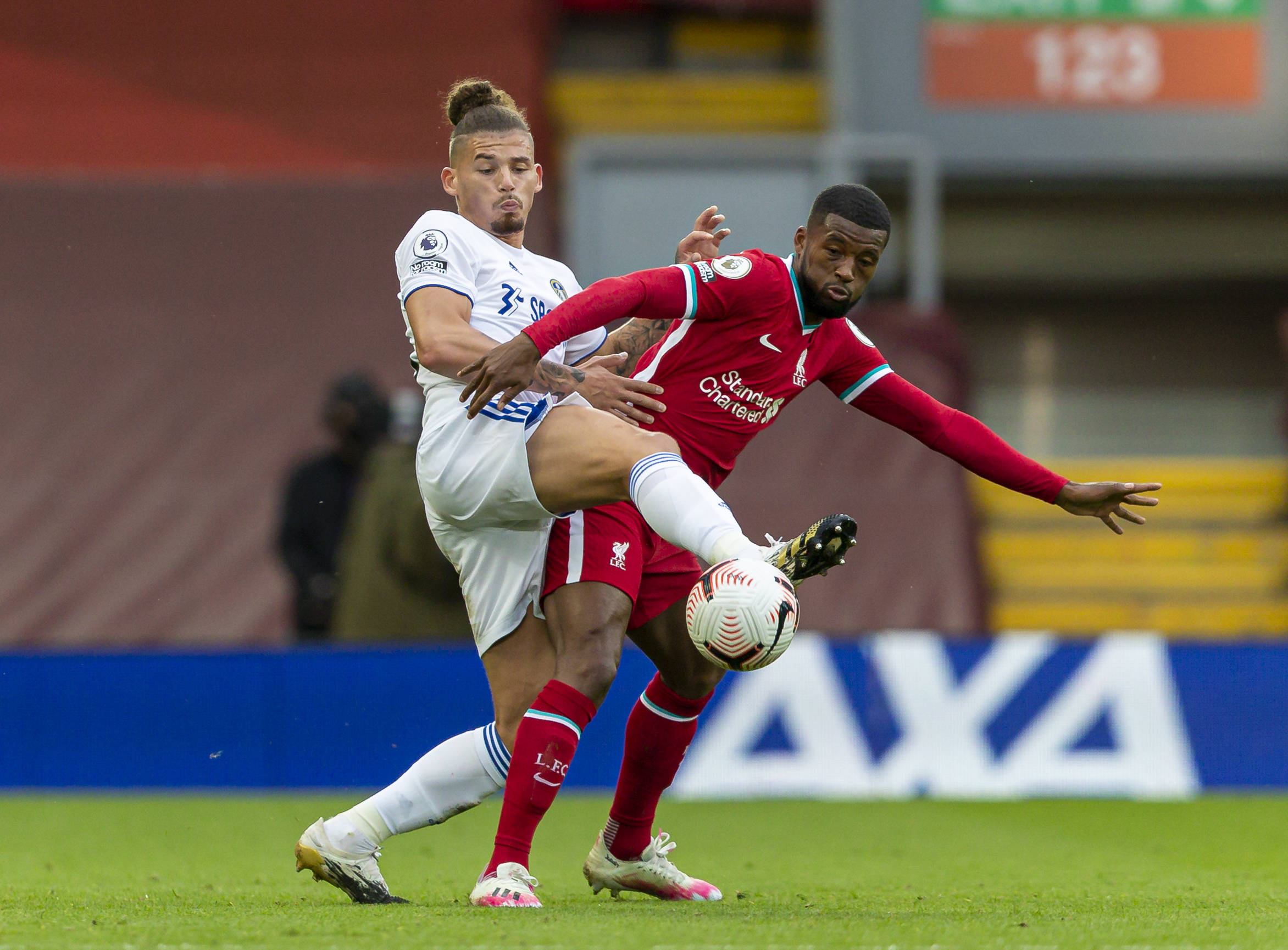 传到队友脚 传到队友脚